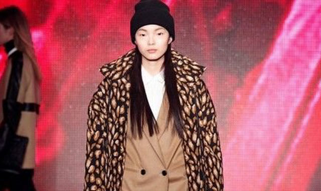寒風(fēng)亂舞 T臺羽絨服幫你凹